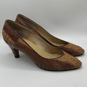Vintage brown alligator or reptile-stamped leather pumps, size 6